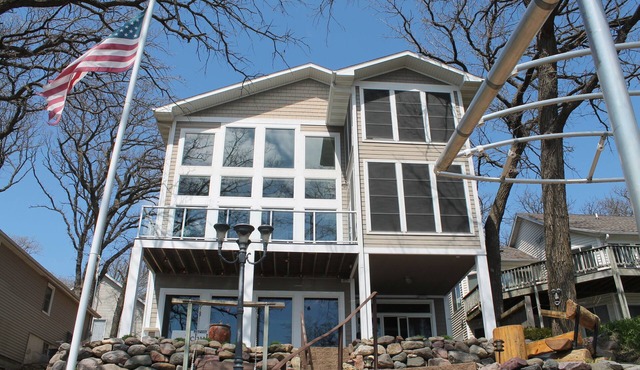 East Okoboji Luxurious Lakefront Vacation Home - 5 Bedroom -Sleeps up 18+