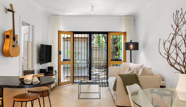 East on King Minutes to Dining Parklands and CBD