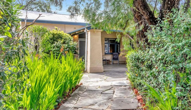 East Parklands Cottage - A Dreamy Garden Hideaway