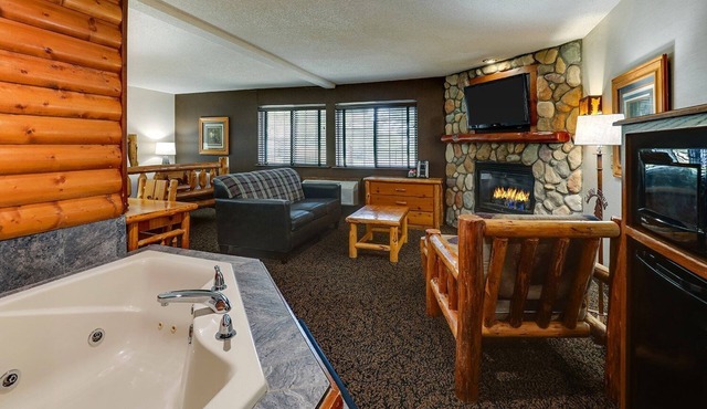 East Peoria Stays: Rustic to Modern, River Views, Pools & Free Breakfast