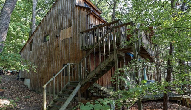 East Seneca Lake Cottage Nestled Amongst the Trees, Near Watkins Glen