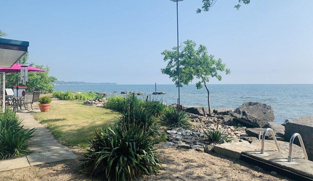 East Shore - Lake View Cottage - Pelee Island