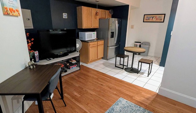East Side 1BR w/Parking