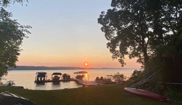 East Side 4 Bdrm on Skaneateles Lake, firepit, paddle boards, 5 miles to village