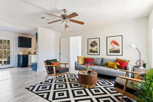 East Side Bungalow - 3 BR - Large Backyard
