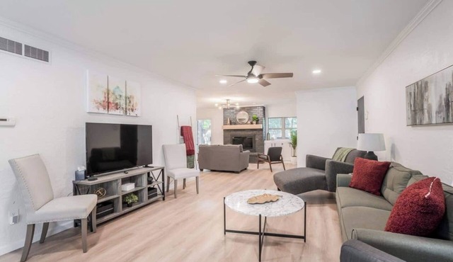 East Side Emerald - Incredible Location! Pool Table, Fire Pit, 2K