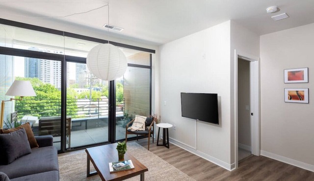 East Side Luxury 1BR Apt - Near Brady St with Balcony and Lounge