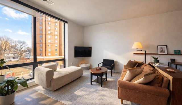 East Side Luxury 1BR Apt - Near Brady St with Balcony and Lounge