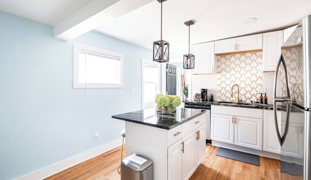 East Side Spa Retreat Near Lake, Restaurants and Fun