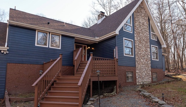 East Stroudsburg Chalet-4BR,Bar,Hot-tub,Fireplace, Pool