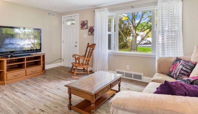 East Syracuse - 3 BDRM w/Yard & Parking