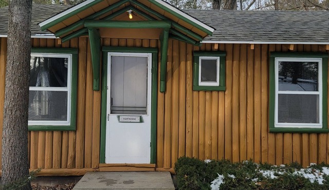 East Tawas 1 bedroom Hawthorne cabin.