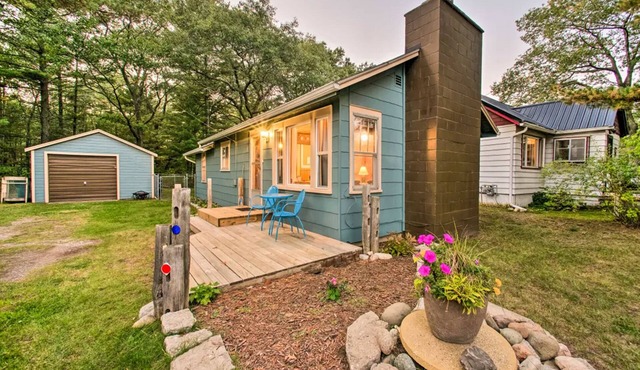 East Tawas Cabin with Deck, Backyard & Fire Pit!