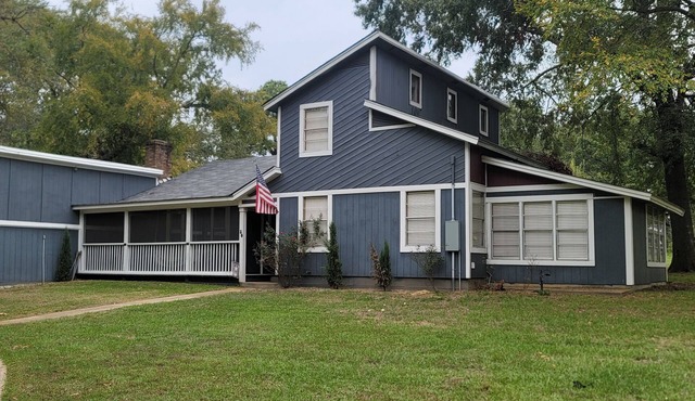 East Texas 3-bedroom Rustic Home with Hot Tub and Campfires, by the lake