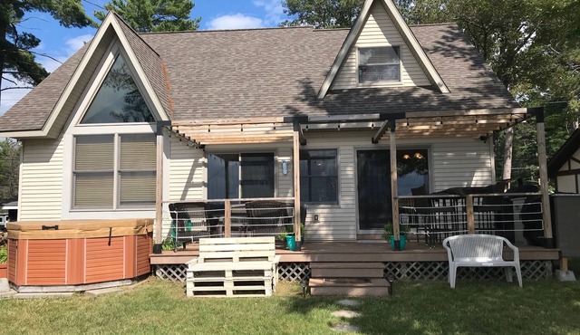 East Twin Lake House - Kayak, SUP - 2 Minutes to town