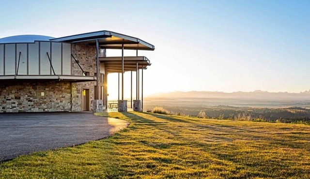 East Ultimate Retreat- 1 hr to Yellowstone- Hot tub+Theater+Pool Table+Air Hocke