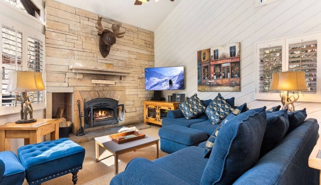 East Vail Townhome - Hot Tub & Close to Bus Stop