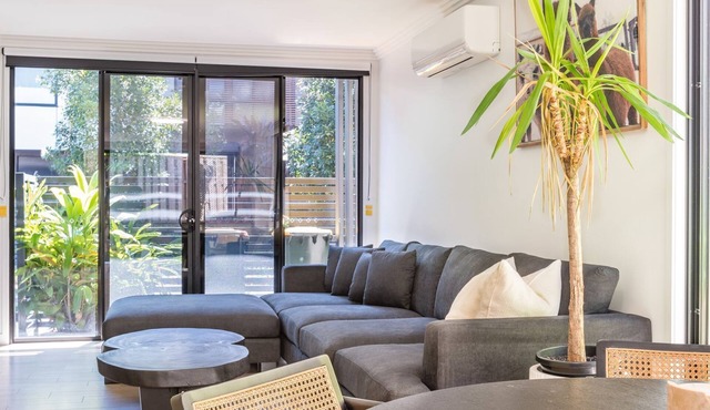 East Village Collective Poolside Urban Ease 15 min to Airport