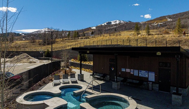East Village Studio Retreat-Amenities, Walk or Shuttle to Ski