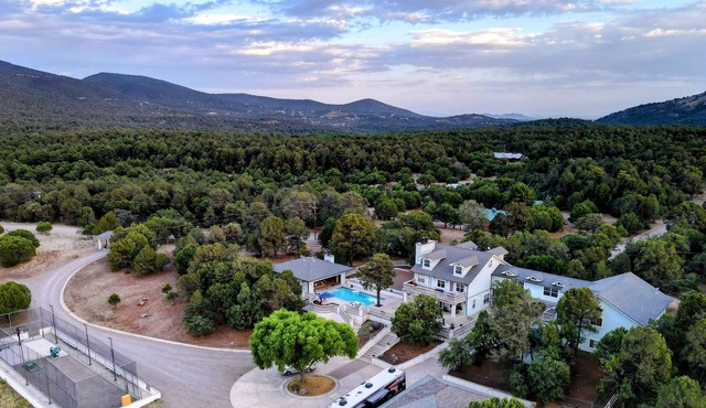 East Wing - Exquisite Mountain Estate with Pool