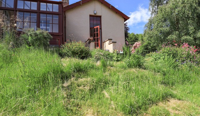 EAST WING, romantic, character holiday cottage in Strathpeffer