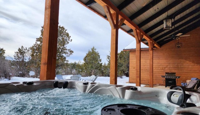 East Zion Mesa Retreat- Luxury, Hot Tub, Resort Amenities