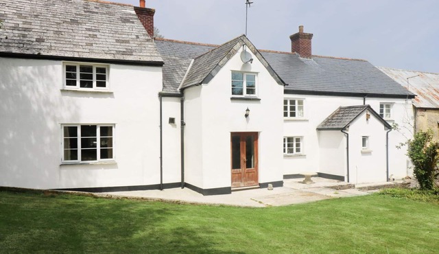 EASTCOTT FARMHOUSE, family friendly, with a garden in Whitstone
