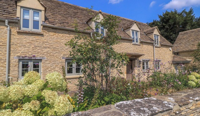 EASTER COTTAGE, family friendly, character holiday cottage in Burford