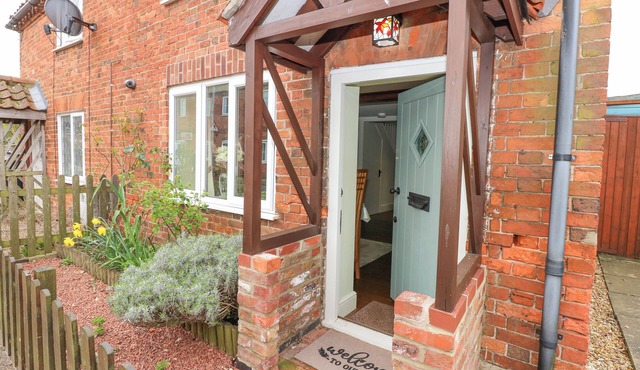EASTER COTTAGE, with open fire in Dersingham