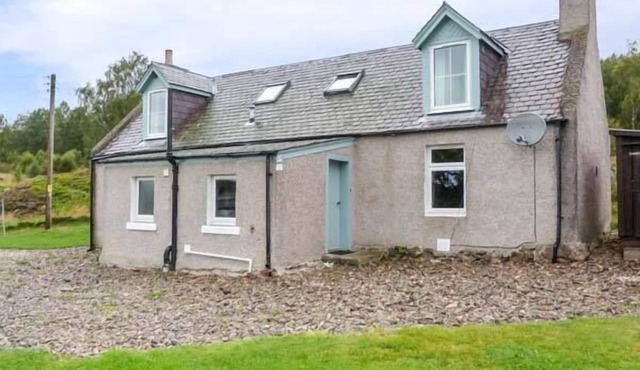 EASTER DUTHIL COTTAGE, family friendly, with open fire in Carrbridge