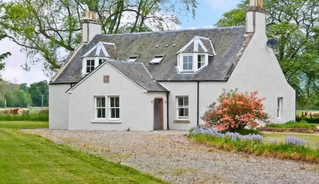 EASTER URRAY FARMHOUSE, pet friendly, with hot tub in Muir Of Ord