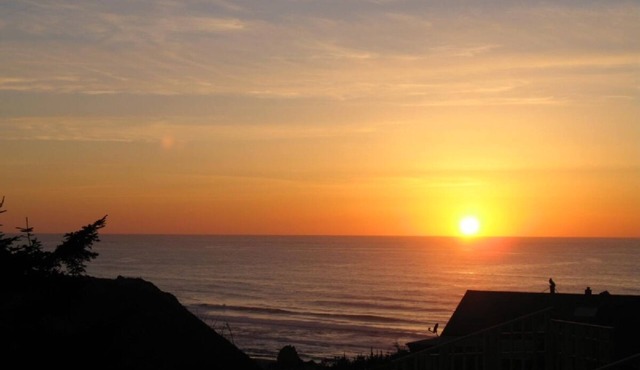 Easter Weekend Special, 20% off! Insider tip Easter egg hunt at the beach!