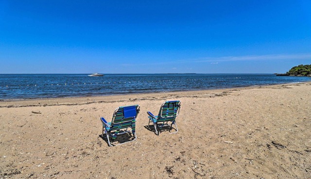 Eastern Shore Hideaway with Grill, Kayaks & Wkend Access Dive Bar & Restaurants
