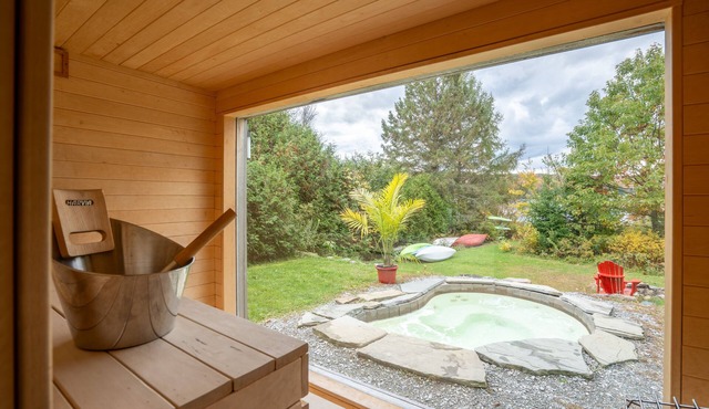 Eastern Townships waterfront with salt-in-ground spa, sauna, pool table and wifi