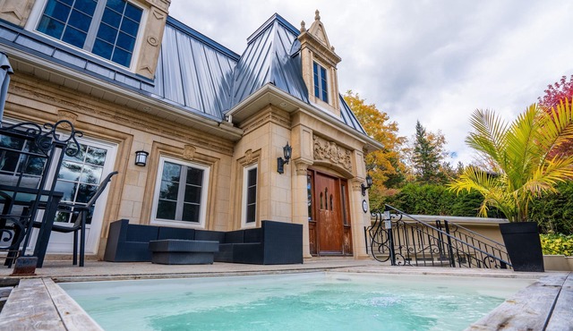 Eastern Townships waterfront with in-ground salt spa, sauna, kayaks, paddle boards and wifi