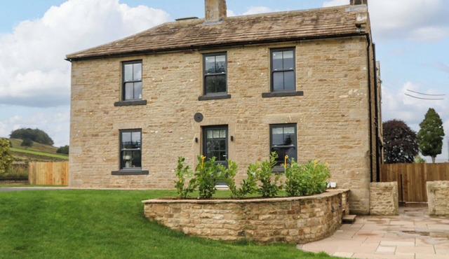 EASTFIELD FARM, family friendly, with hot tub in Mickleton, Teesdale