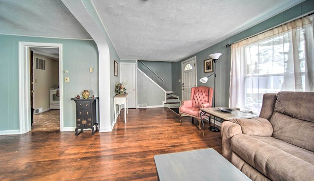 Eastlake Home w/Patio < 1 Mi to Lake Erie!