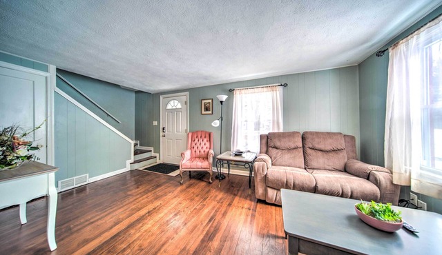 Eastlake Home w/Patio < 1 Mi to Lake Erie!
