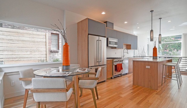 Eastlake Modern Townhome - Space Needle/Downtown/Lake Union View + Parking