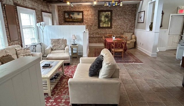 EASTON Beautiful APT. 3bed3bathKitchinDining/living room-walk to all places