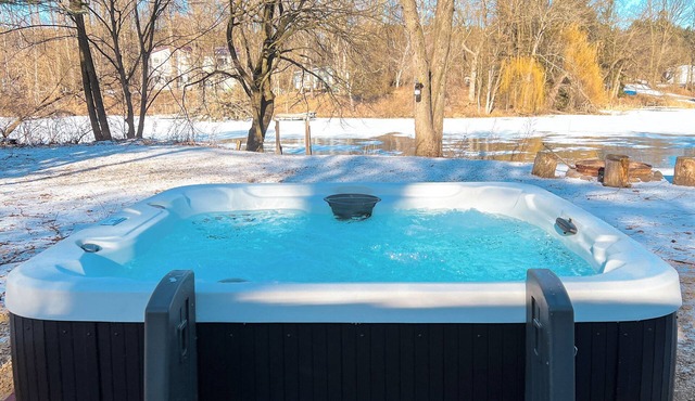 Easton Lake Retreat – Cozy Cottage & Hot Tub