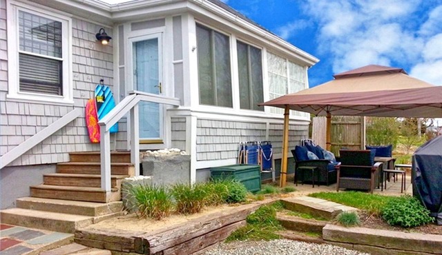 Easton's Beach House: Steps to the Beach, plus AC! Prime Summer Weeks Available!