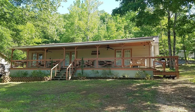 Eastport Escape, Pickwick Lake At Bear Creek Is a 4br, 2Ba cabin that sleeps 10