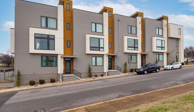 Eastside Large 3 bedroom Condo with Rooftop + Garage!