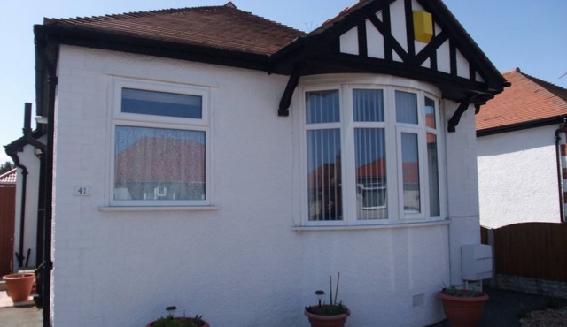 Eastville Court - Stunning Bungalow in Rhyl - Families & Business Guests Welcome