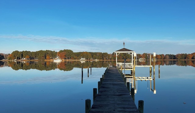 Eastwinds the "Holiday House" Spacious 5-bedroom house on the water in VA