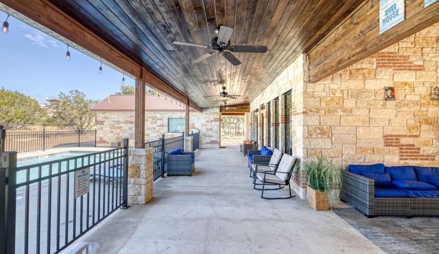 Eastwood Hideout, Private Pool, Wi-Fi, @ Frio River Vacation Rentals
