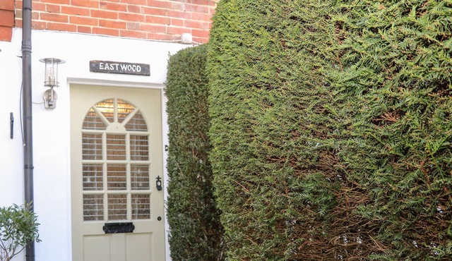 EASTWOOD, romantic, character holiday cottage in Maresfield