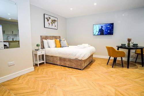 Easy 2 Manage Wisteria House, Heathrow Retreat, Free Parking