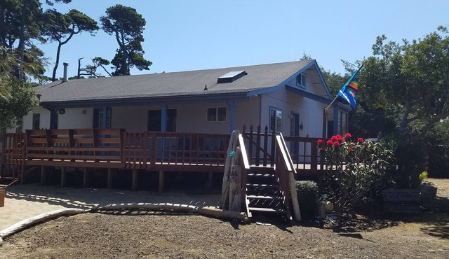 Easy 5-minute walk to Heceta Beach! Clean family-sized house with a huge deck.